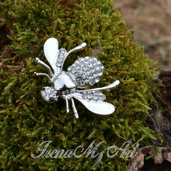 Brooches Brooches with zirconium 